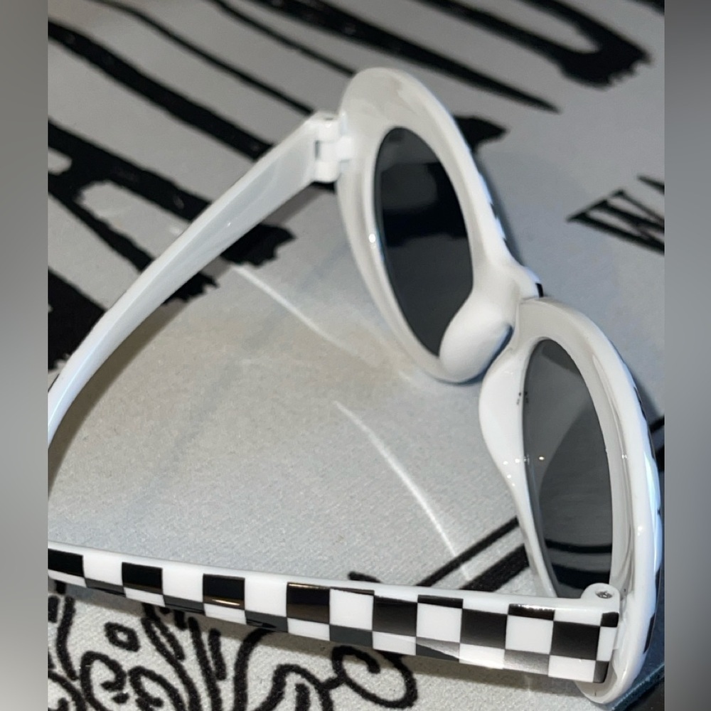 Round Frame Checkerboard Sunglasses - Picture 14 of 15